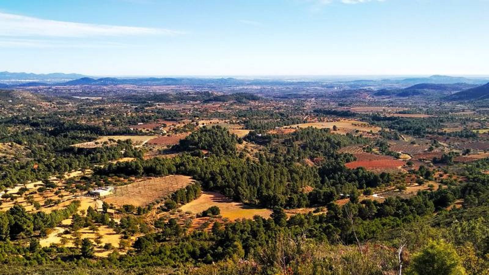  El parque se instalaría a los pies de la sierra de Chiva y ocuparía la extensión de unos 500 campos de fútbol