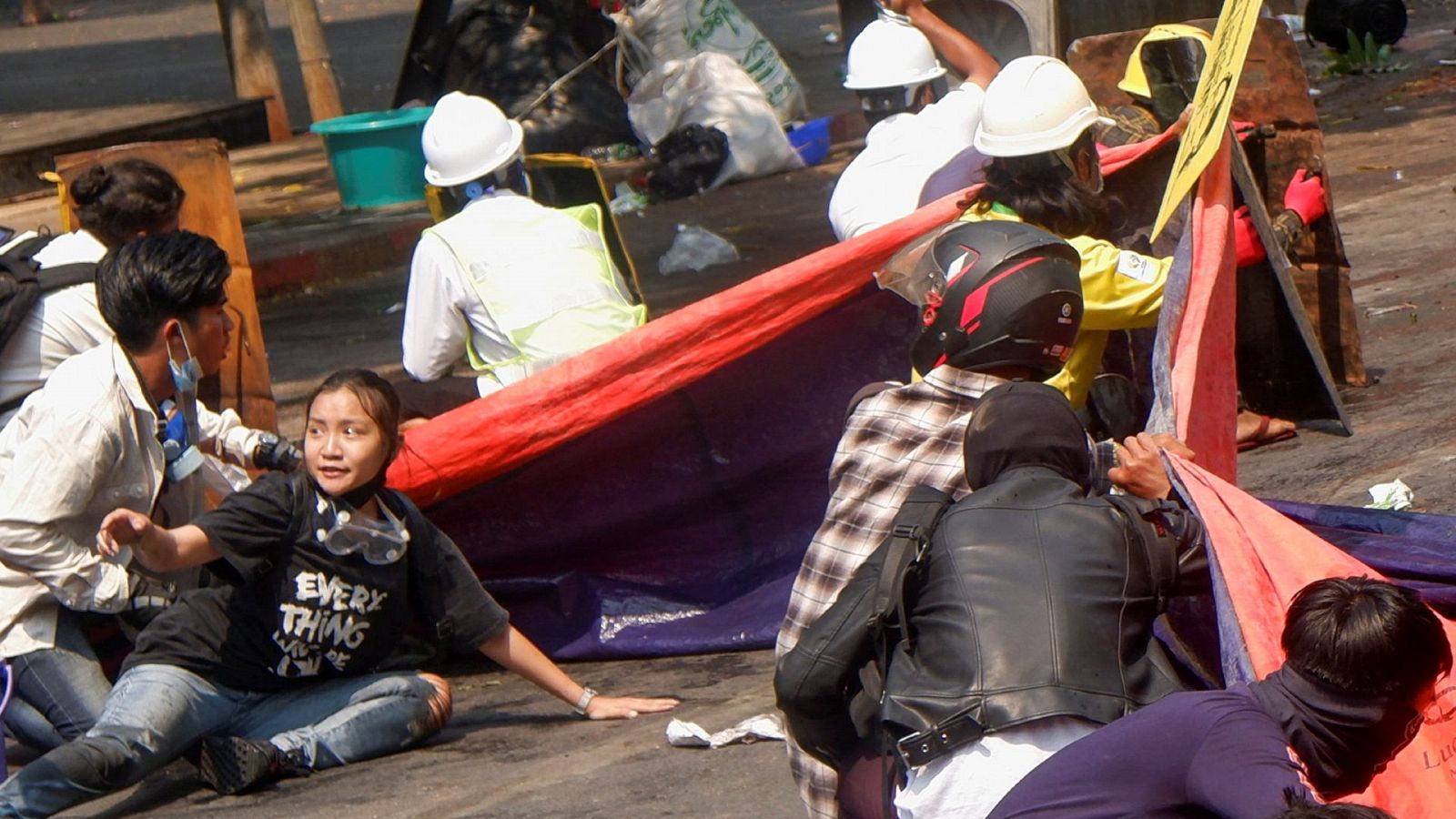 Varios manifestantes, entre ellos la joven Kyal Sin, se tiran al suelo después de que la Policía abriera fuego en una protesta contra el golpe en Mandalay, Birmania