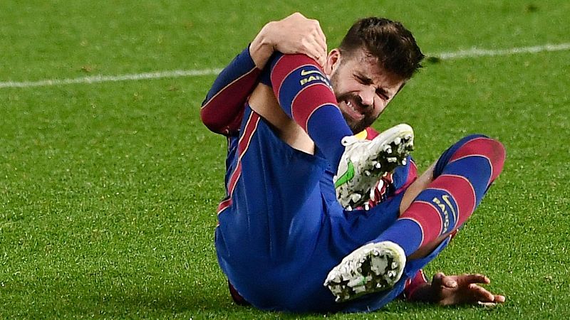 Gerad Piqué se duele de la rodilla derecha en el partido de Copa ante el Sevilla