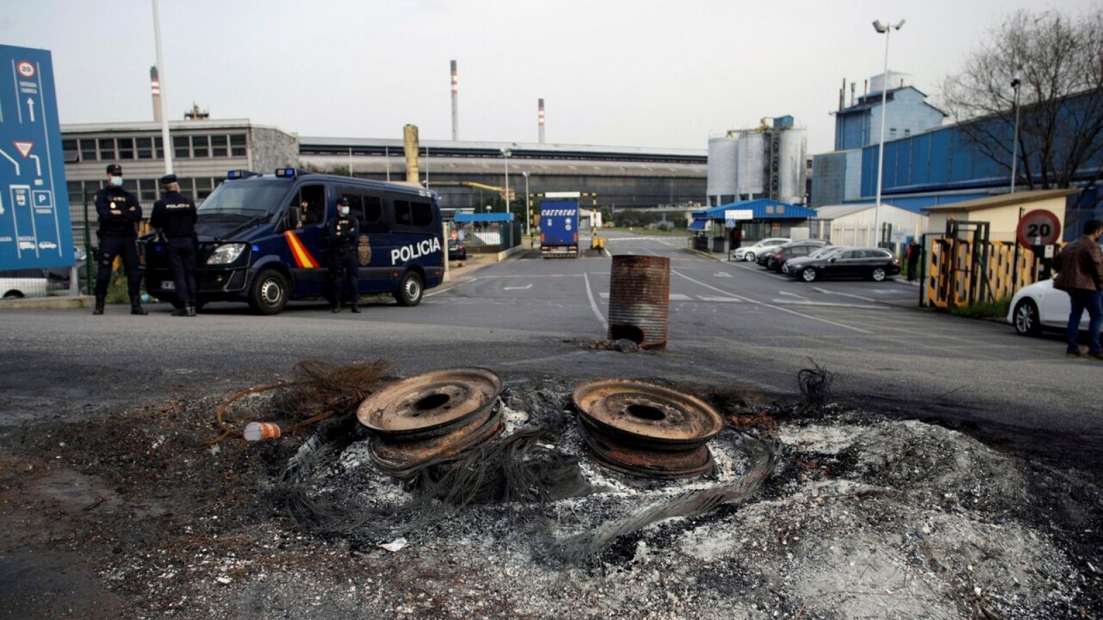 Agentes de la Policía Nacional a las puertas de la factoría Alu Ibérica en A Coruña, antigua planta de Alcoa.