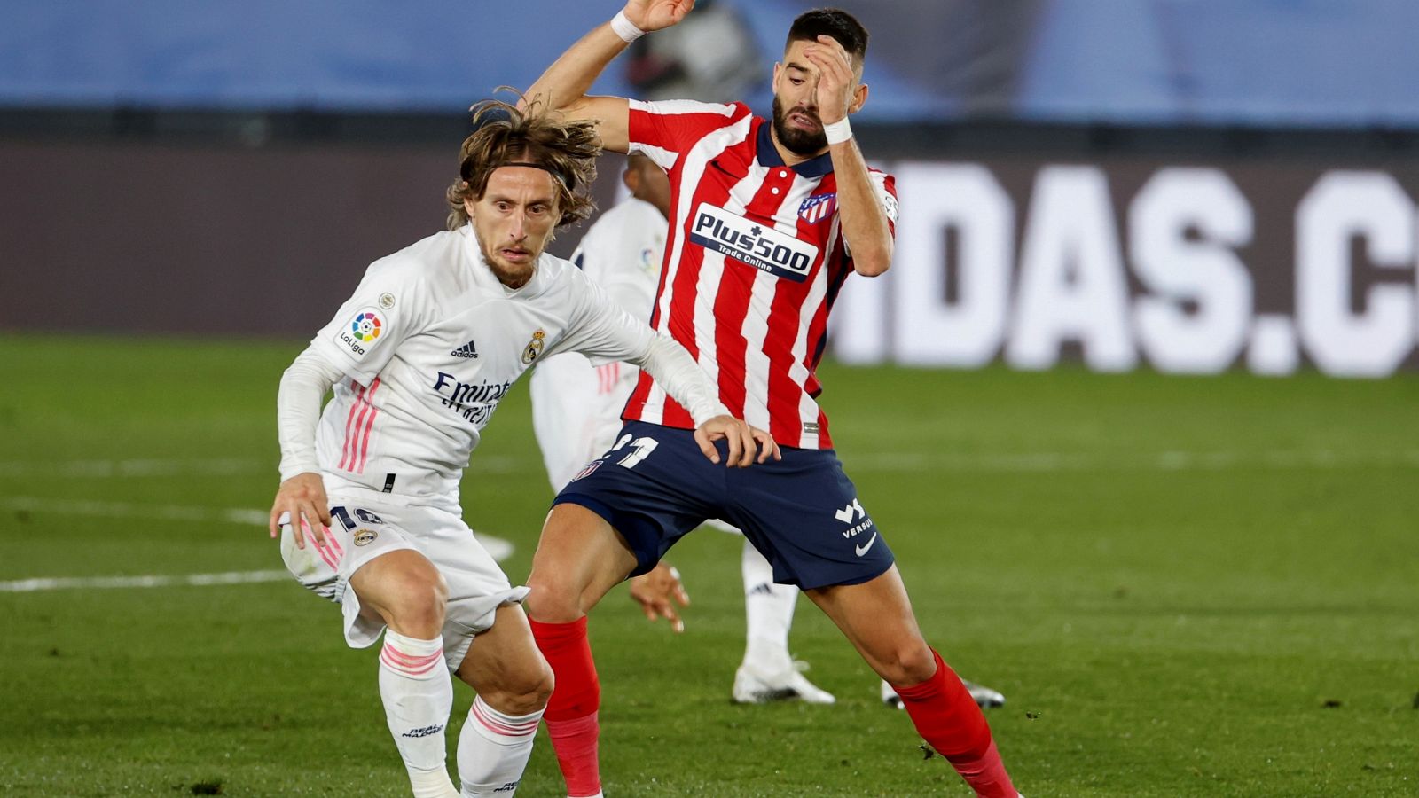 Luka Modric y Yannick Carrasco, en el pasado derbi.