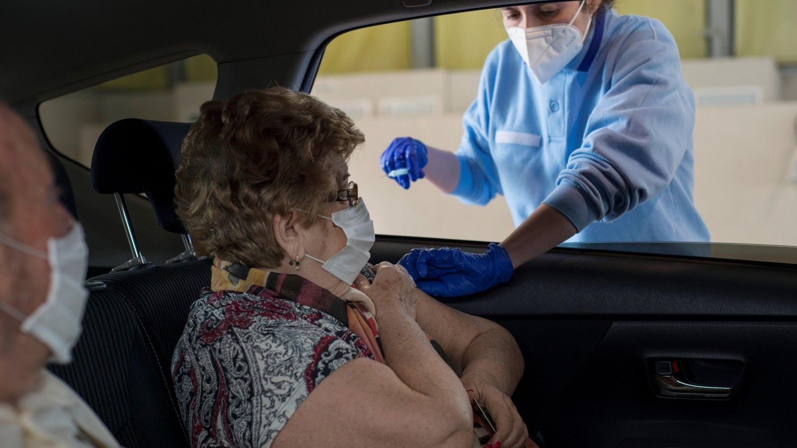 Una mujer recibe la vacuna contra el coronavirus, en el pabellón municipal de Jaén