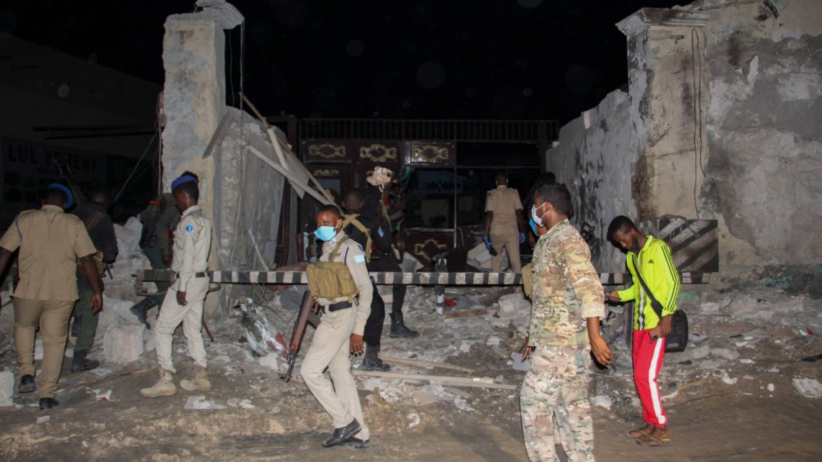 Fuerzas de seguridad somalíes en el exterior del restaurante Lul Yemeni en Mogadiscio tras el ataque terrorista del viernes 5 de marzo de 2021.