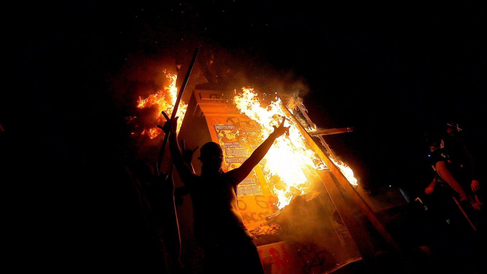 Vista del monumento al General Manuel Baquedano en llamas durante las protestas contra el gobierno del presidente chileno Sebastián Piñera el viernes 5 de marzo de 2021, en Santiago (Chile).