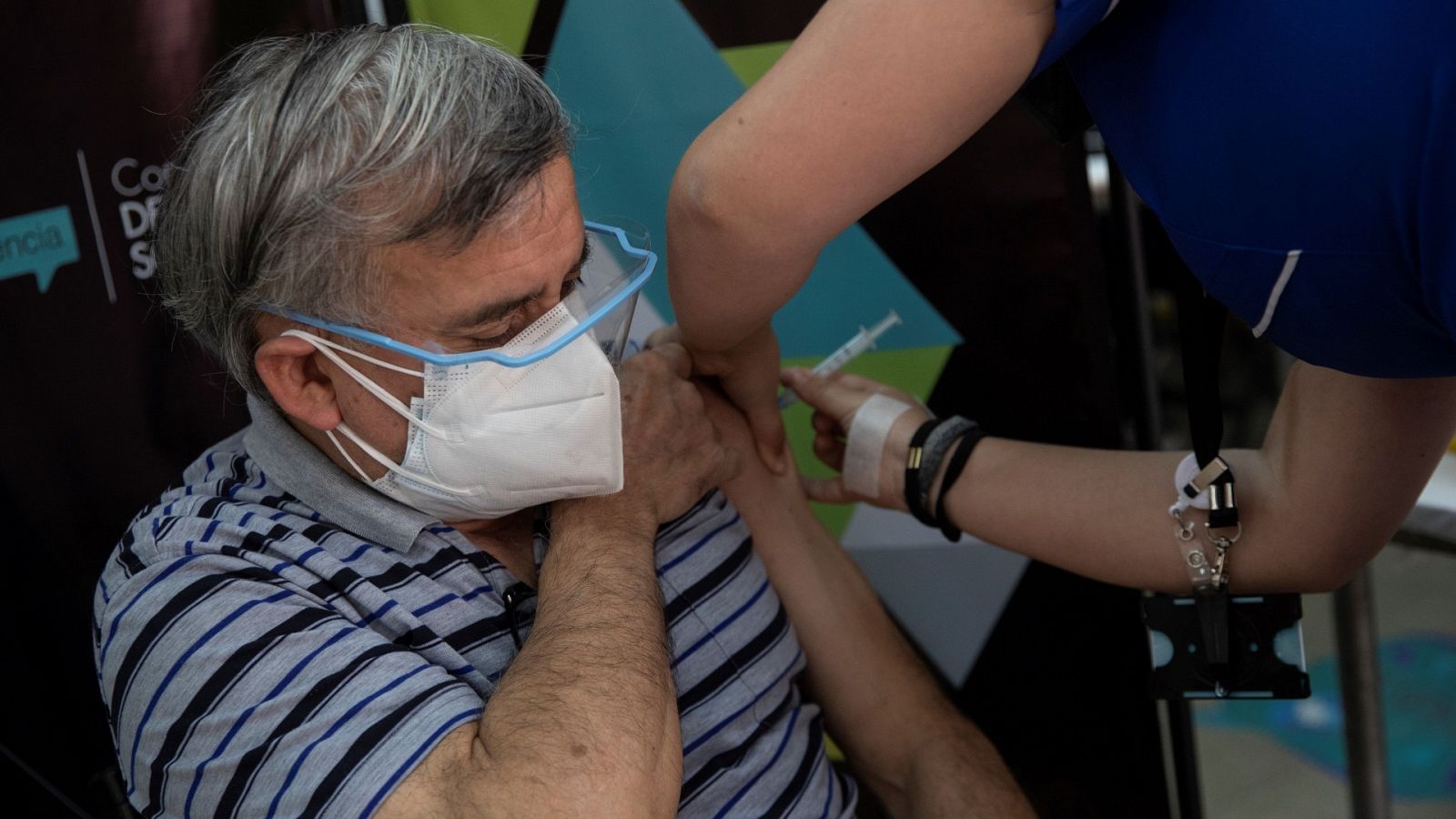 El chileno Roberto Araya, de 63 años, recibe una dosis de la vacuna del laboratorio chino Sinovac en un centro de vacunación en Santiago
