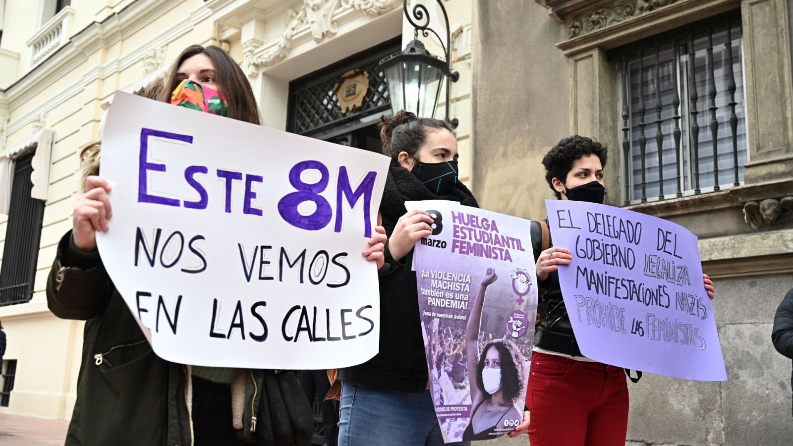 Miembros del Sindicato de Estudiantes Libres y Combativas protestan decisión del delegado del gobierno de Madrid de prohibir las concentraciones feministas del 8M. 