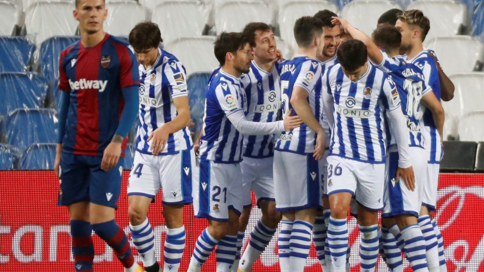 Los jugadores de la Real Sociedad celebran el primer gol del equipo donostiarra durante el encuentro correspondiente a la jornada 26 de primera división.