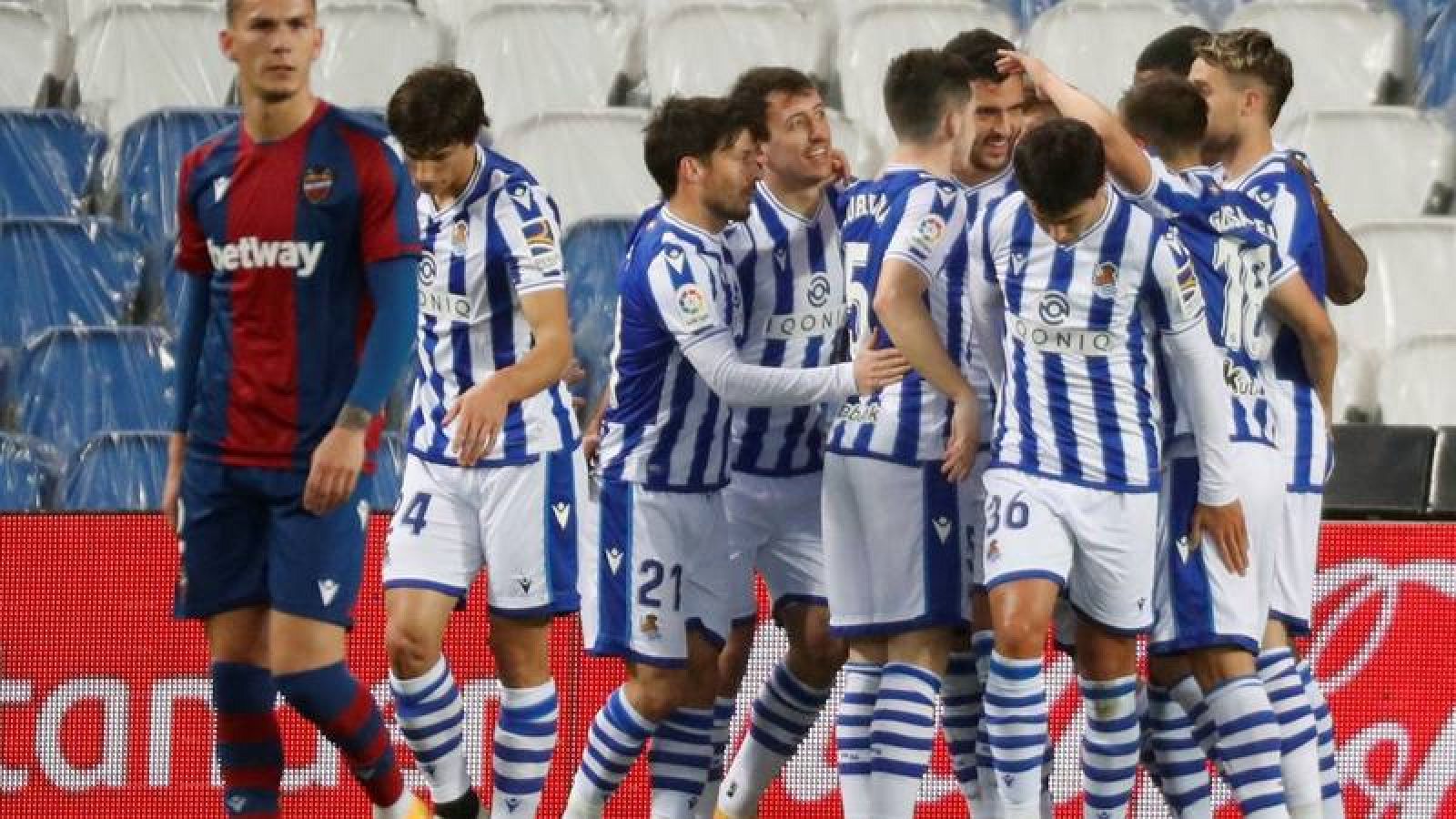 Los jugadores de la Real Sociedad celebran el primer gol del equipo donostiarra durante el encuentro correspondiente a la jornada 26 de primera división. 