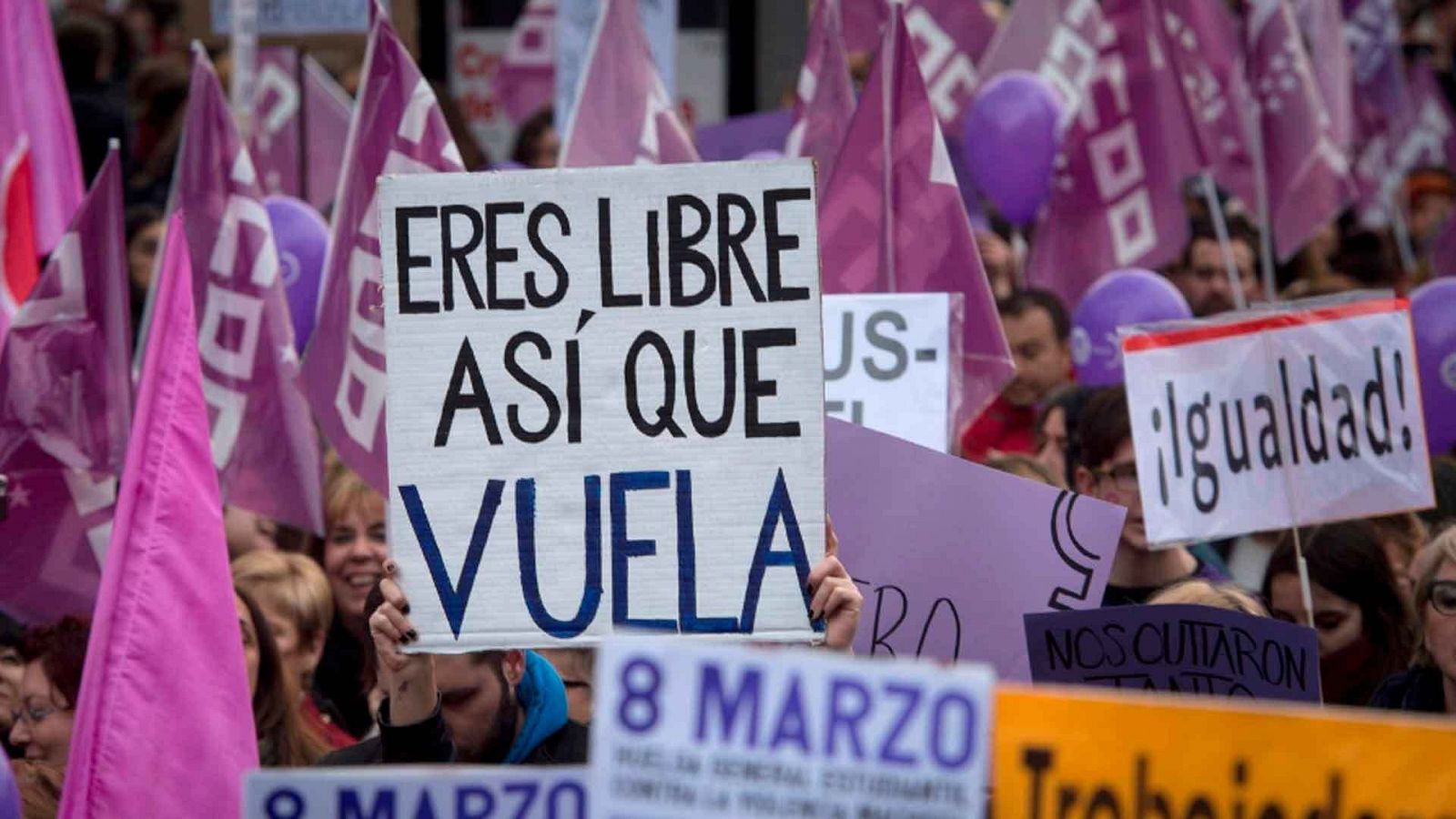 Pancarta "Eres libre, así que vuela" del Día Internacional de la Mujer 2018.
