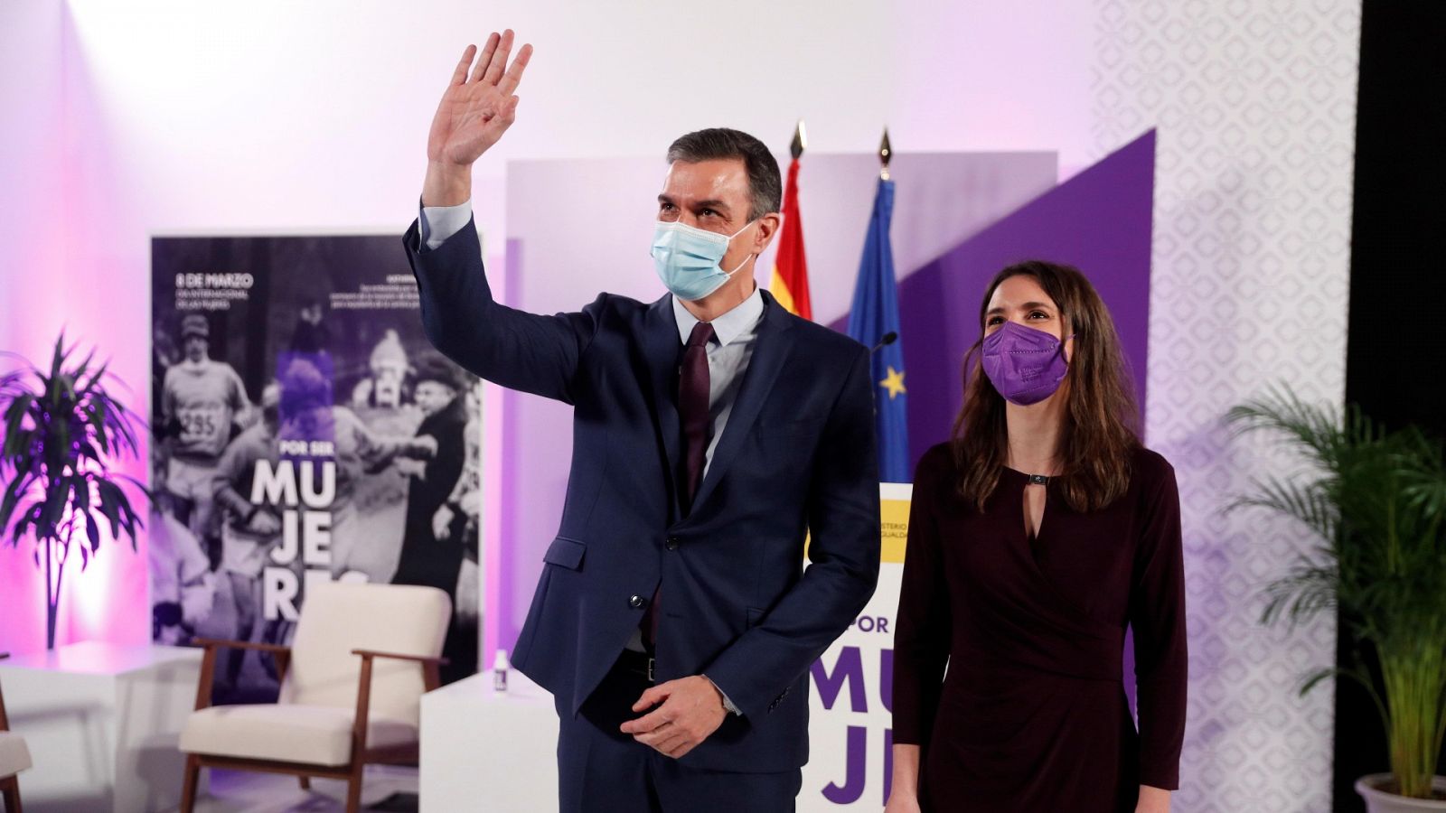 El presidente del Gobierno, Pedro Sánchez, y la ministra de Igualdad, Irene Montero, antes de presidir este lunes el acto institucional del 8M.