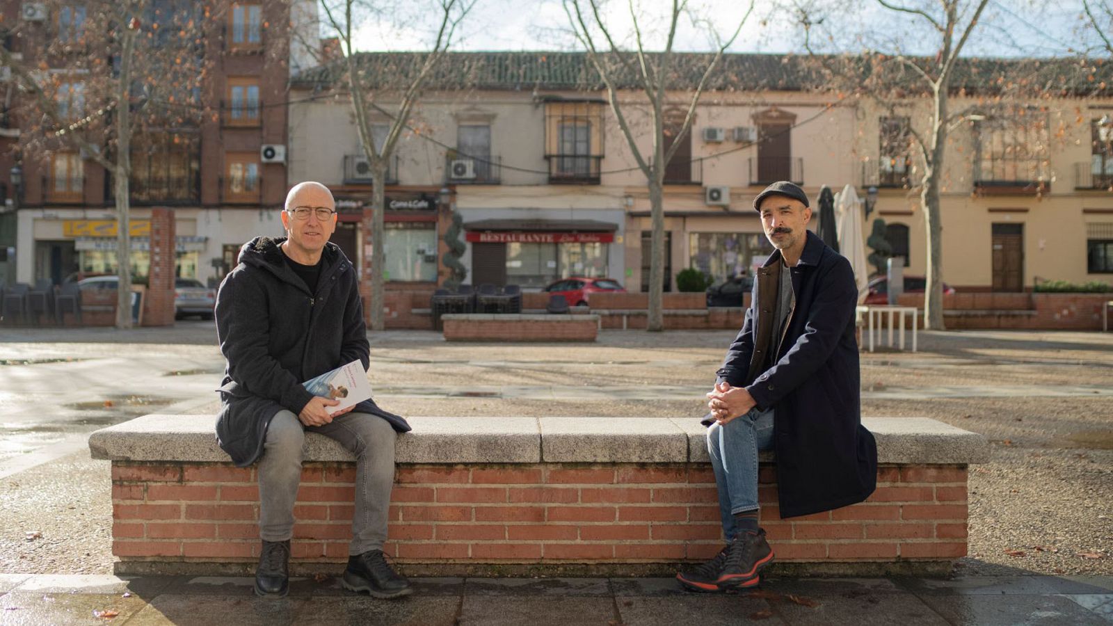 Óscar López, director y presentador de 'Página Dos' con el escritor Jesús Carrasco