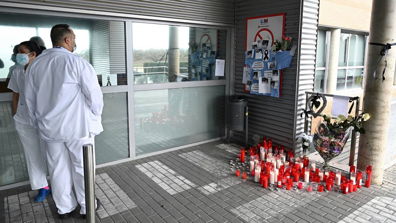 Altar improvisado en la entrada de urgencias del Hospital Principe de Asturias de Alcalá de Henares en memoria de las víctimas del coronavirus. 