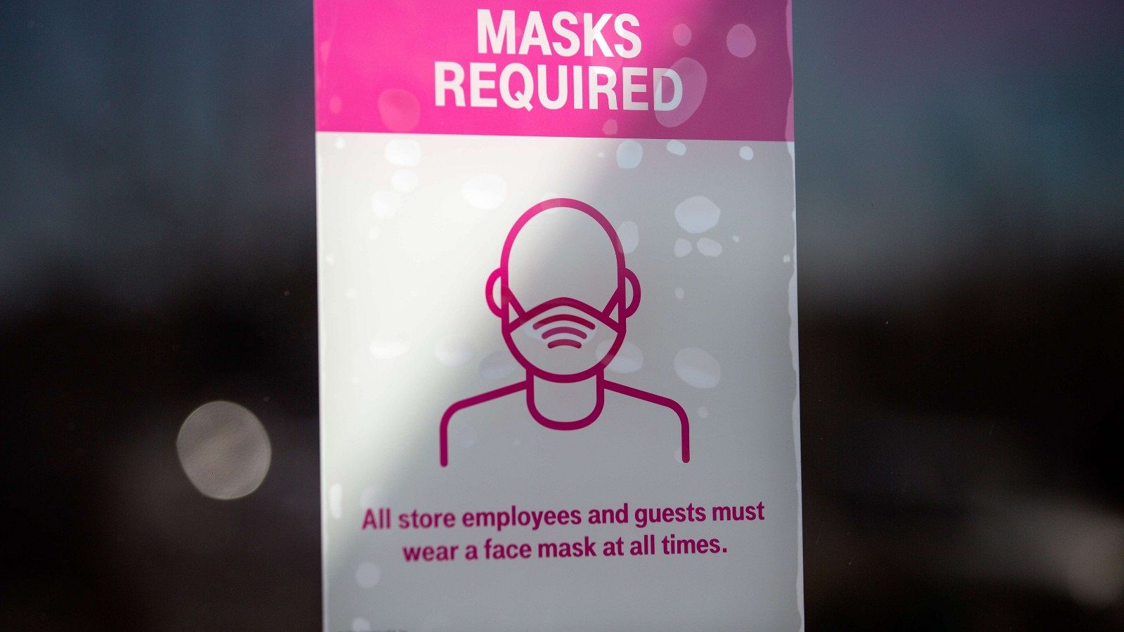 Una señal informa de la mascarilla obligatoria en una tienda en Austin, Texas