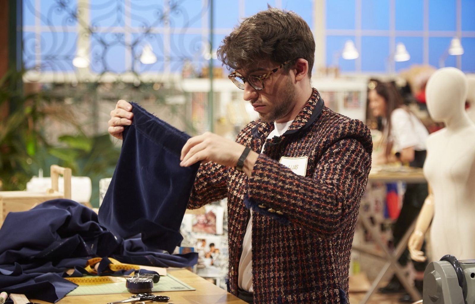 Luís se la juega en la prueba de expulsión confeccionando un bolso de diseño de terciopelo. 