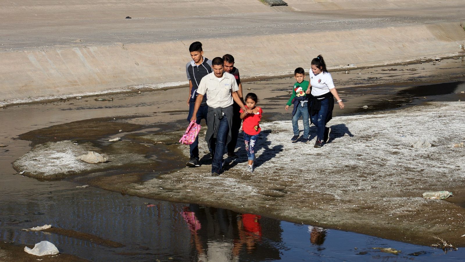 En la orilla mexicana del Río Bravo, a su paso por Matamoros, cientos de migrantes malviven en tiendas de campaña