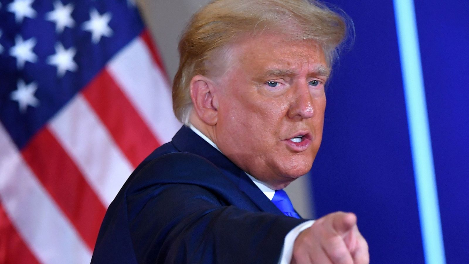 Donald Trump hace un gesto después de hablar durante la noche de las elecciones en la Casa Blanca en Washington.