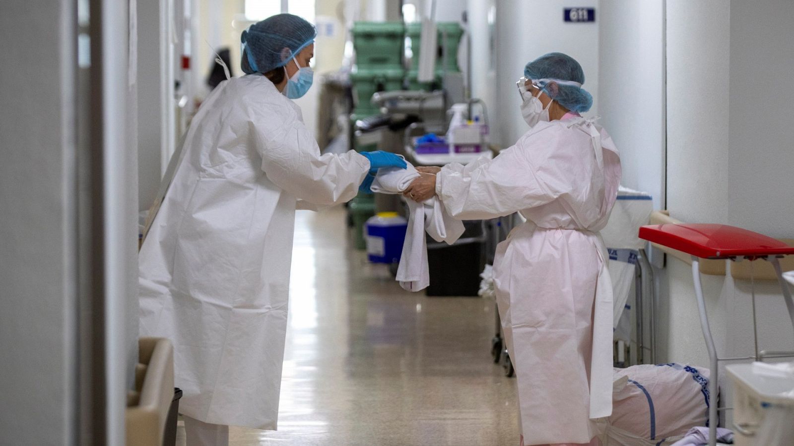 Personal sanitario protegido con EPIs en la planta covid del Hospital Universitario de Álava -Txagorritxu