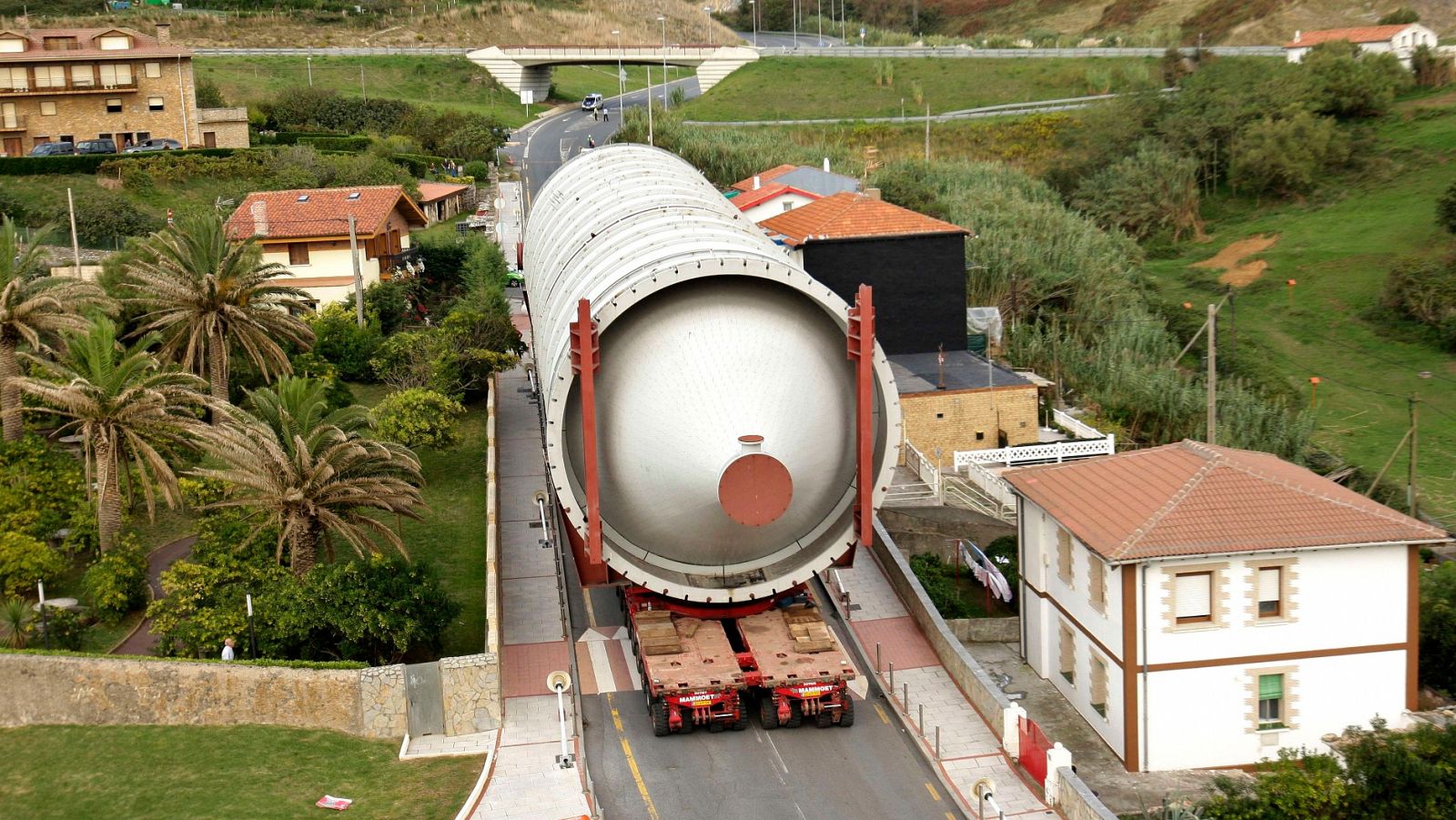 Transporte de un tanque químico construido por la compañía Duro Felguera