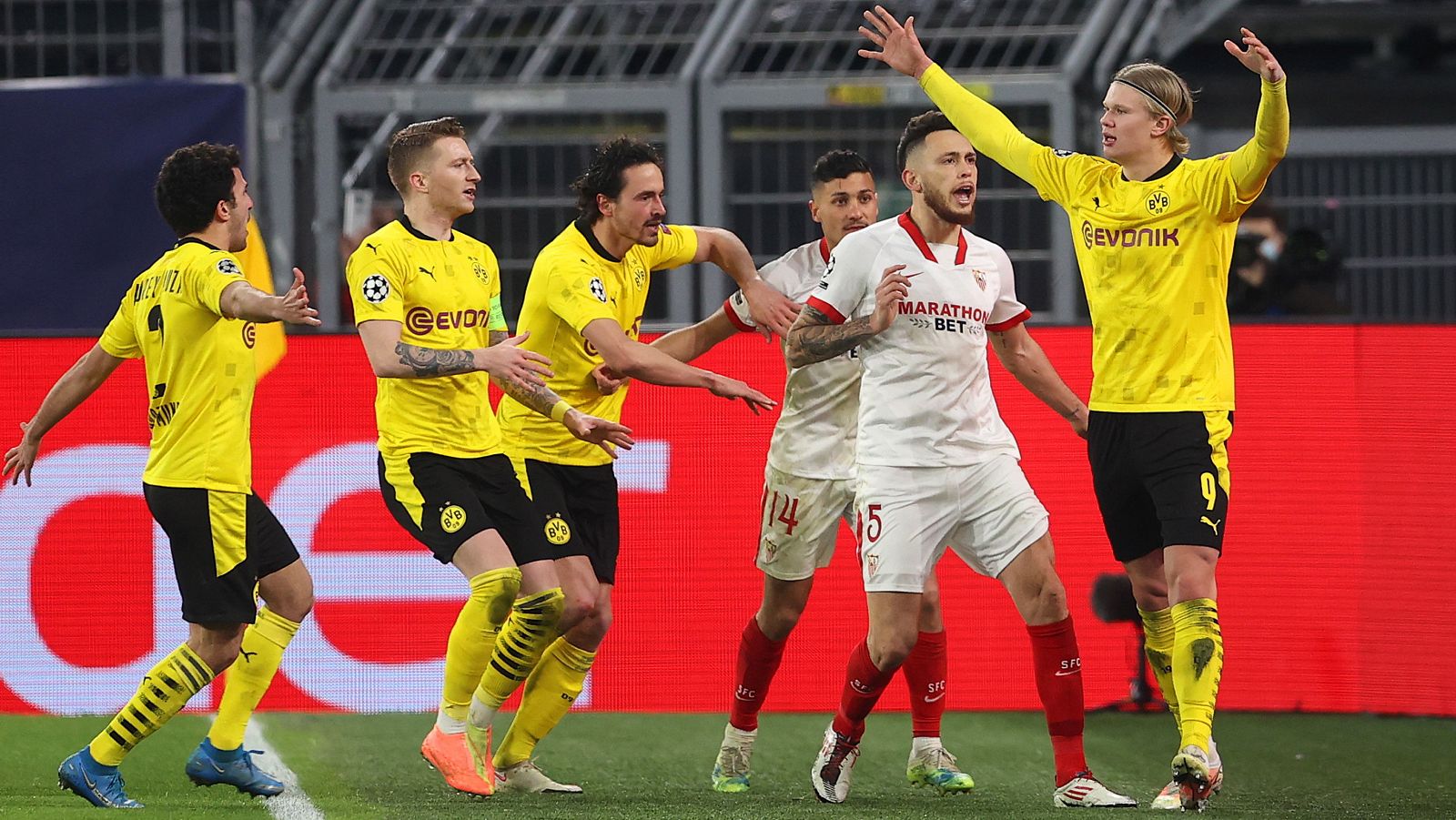 Haaland celebra su segundo gol, ante los jugadores del Sevilla.