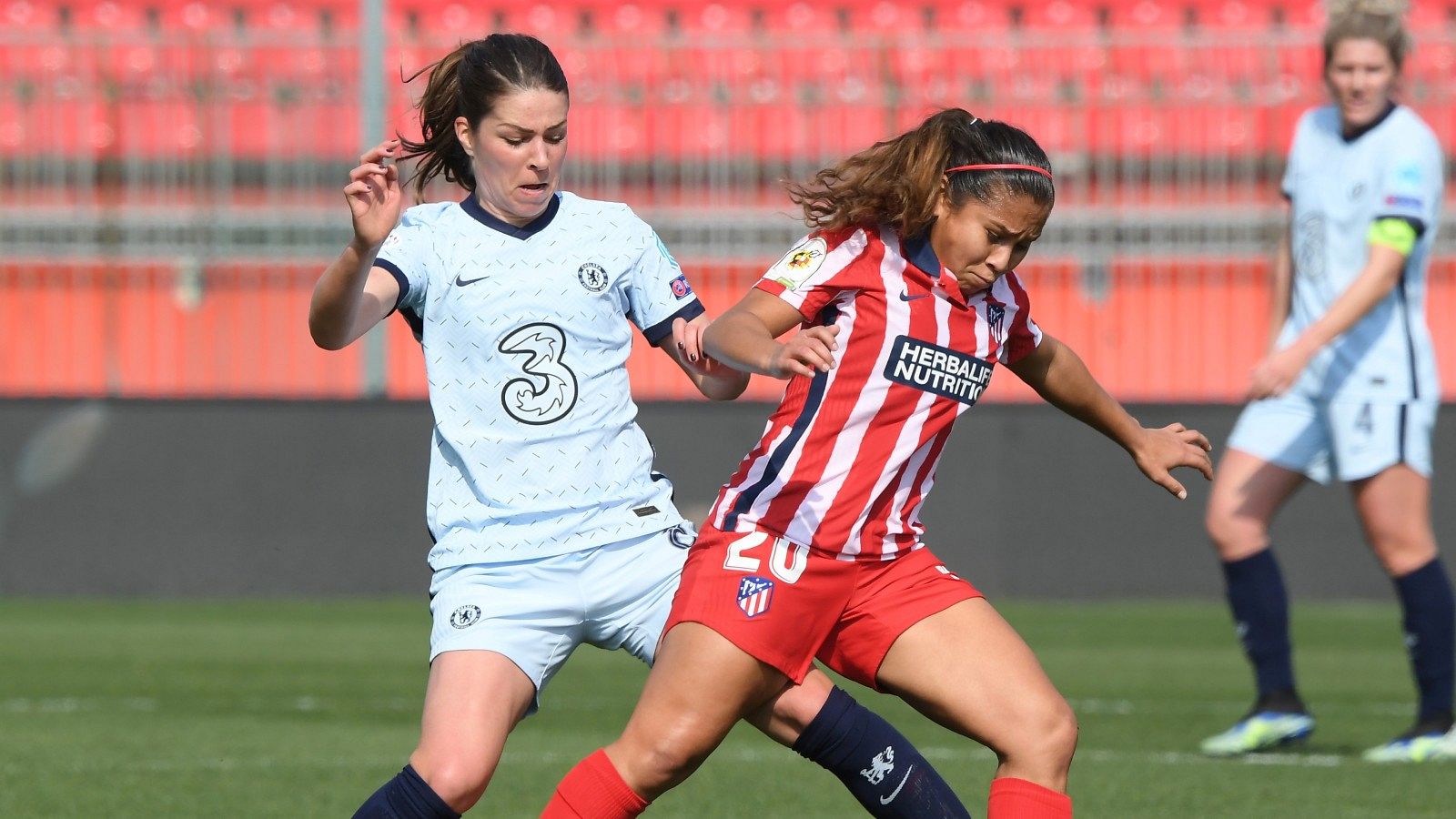 La jugadora del Chelsea Melanie Leupolz ante la jugadora del Atlético de Madrid Leicy Santos.