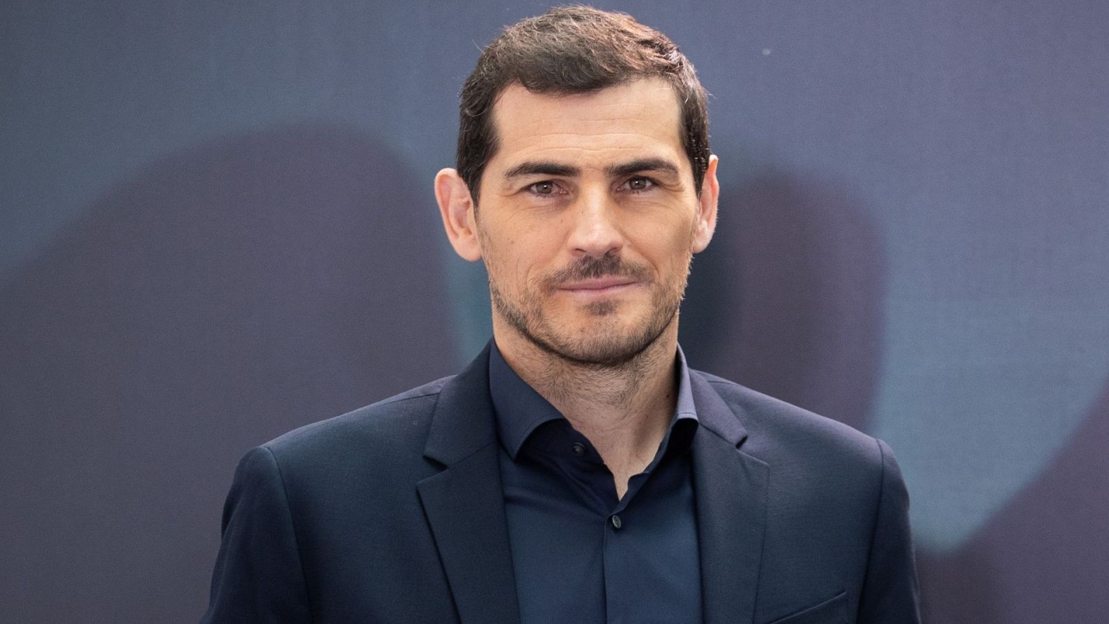 Iker Casillas en un posado de 'photocall' vestido de negro