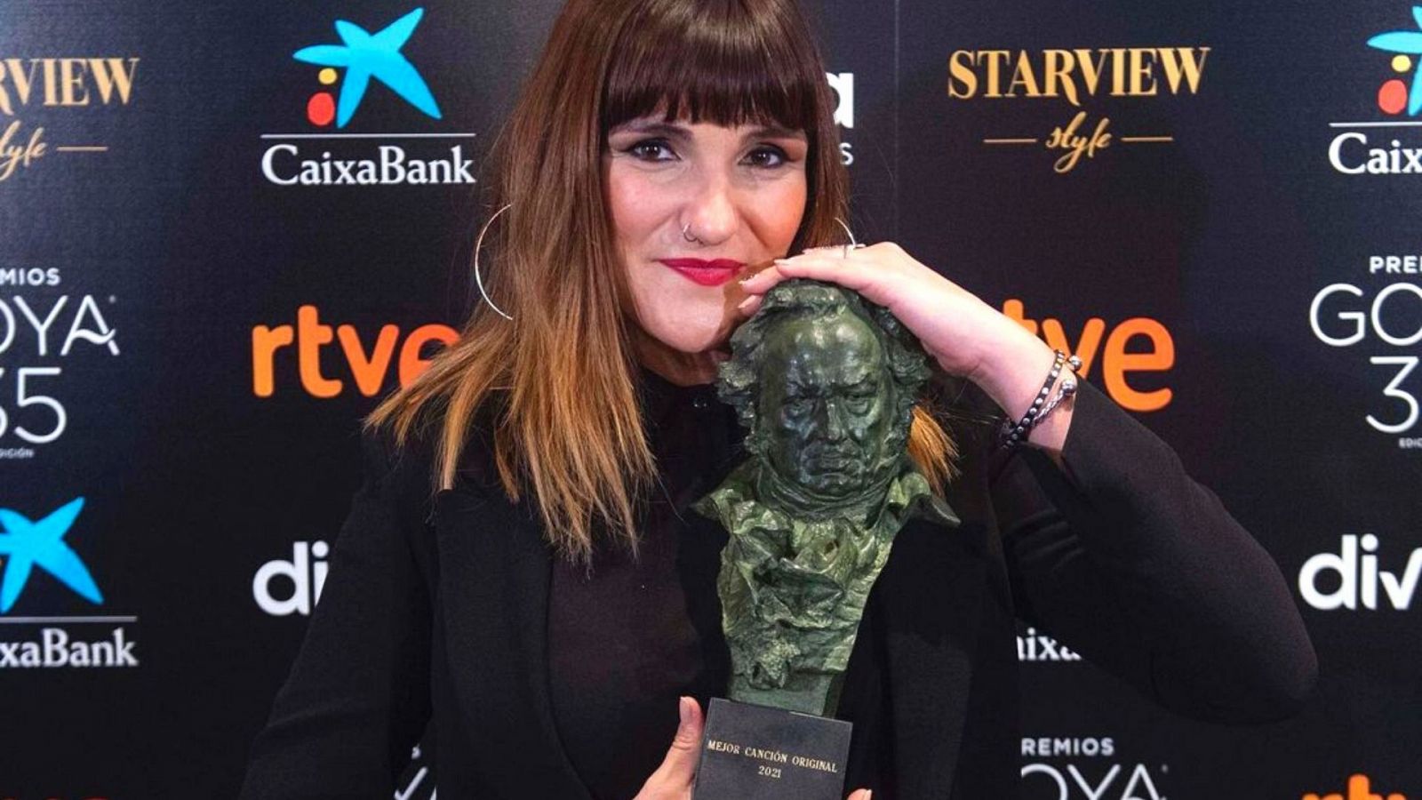 La cantante Rozalén posa con su premio Goya 2021 a mejor canción original