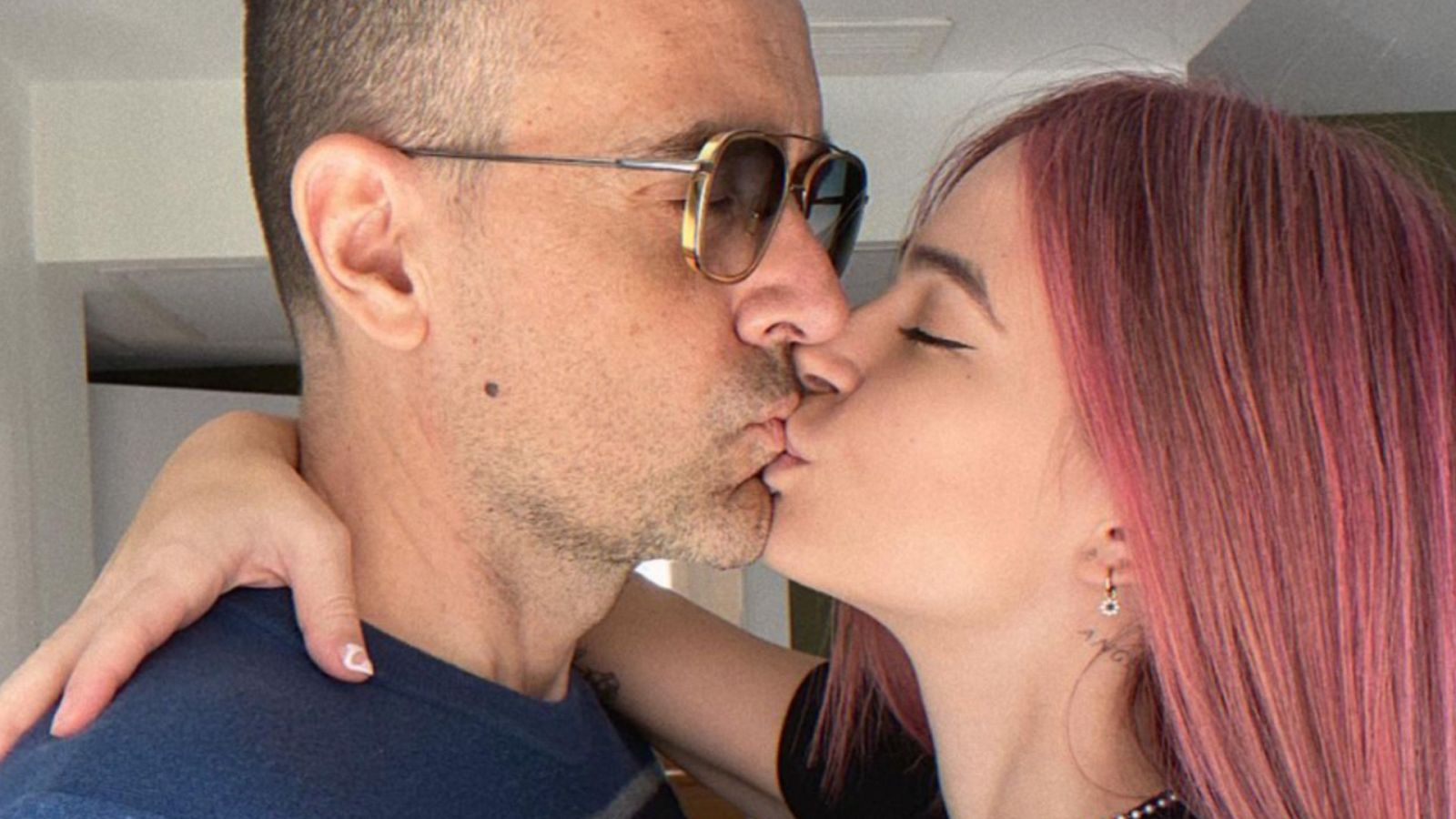 Laura Escanes y Risto celebran, enamorados, el lanzamiento de 'El chisme'