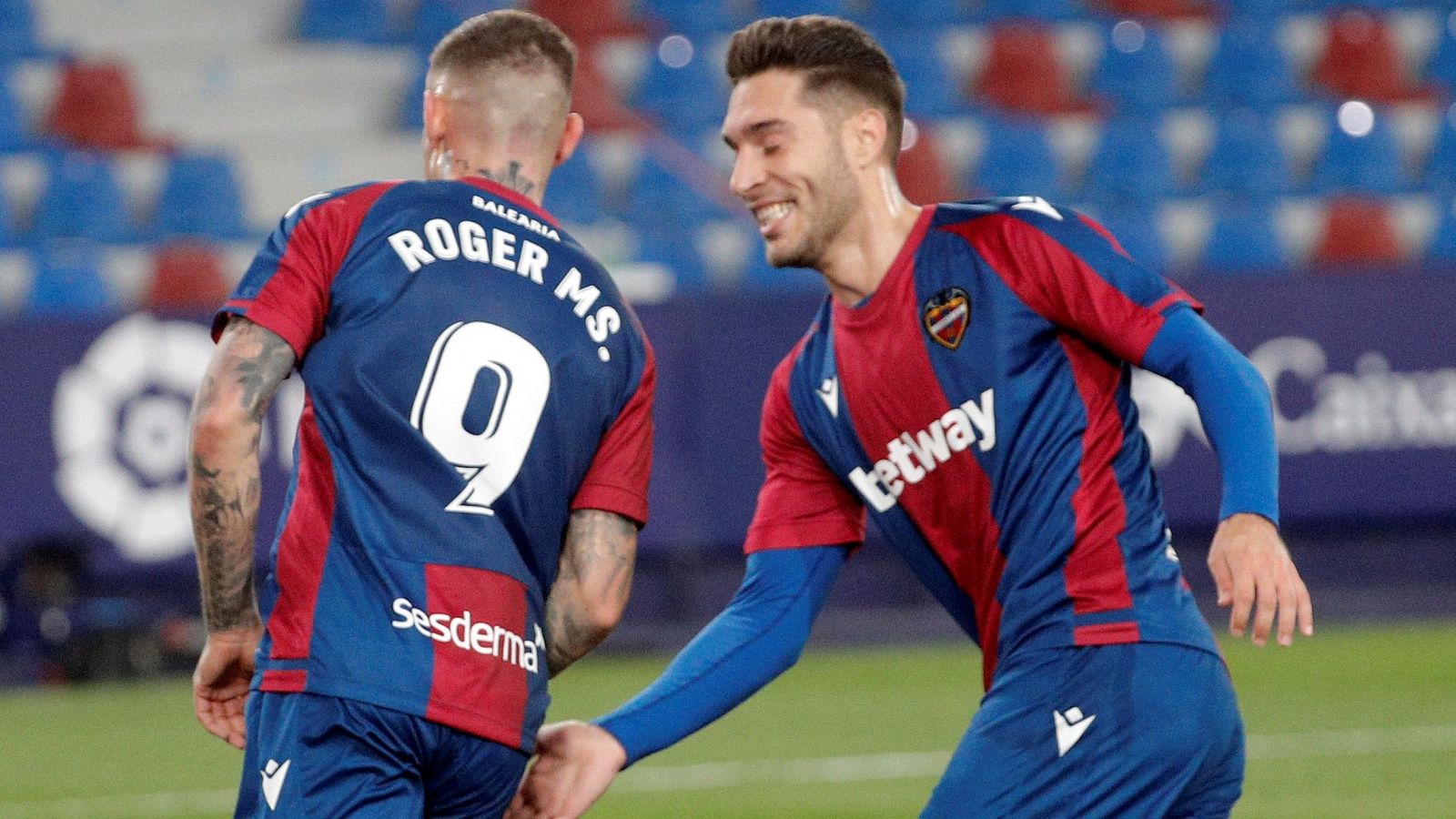 Rochina le da un cachete a Roger Martí (i) para celebrar su gol ante el Valencia