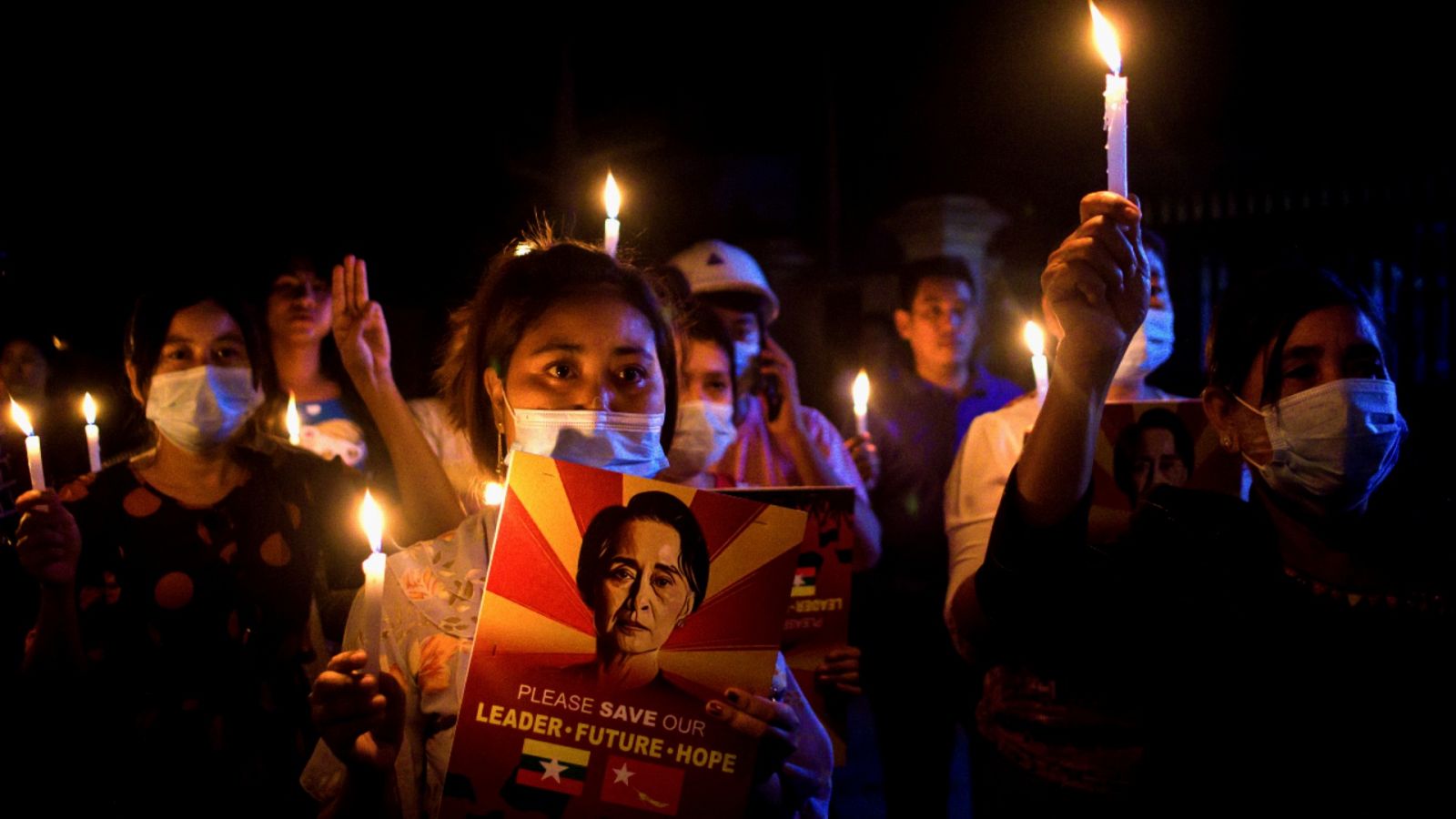 Imagen del 12 de marzo de 2021 de gente sosteniendo velas durante una protesta nocturna en Mandalay contra el golpe de Estado dado por la Junta militar de Birmania a principios del mes de febrero.