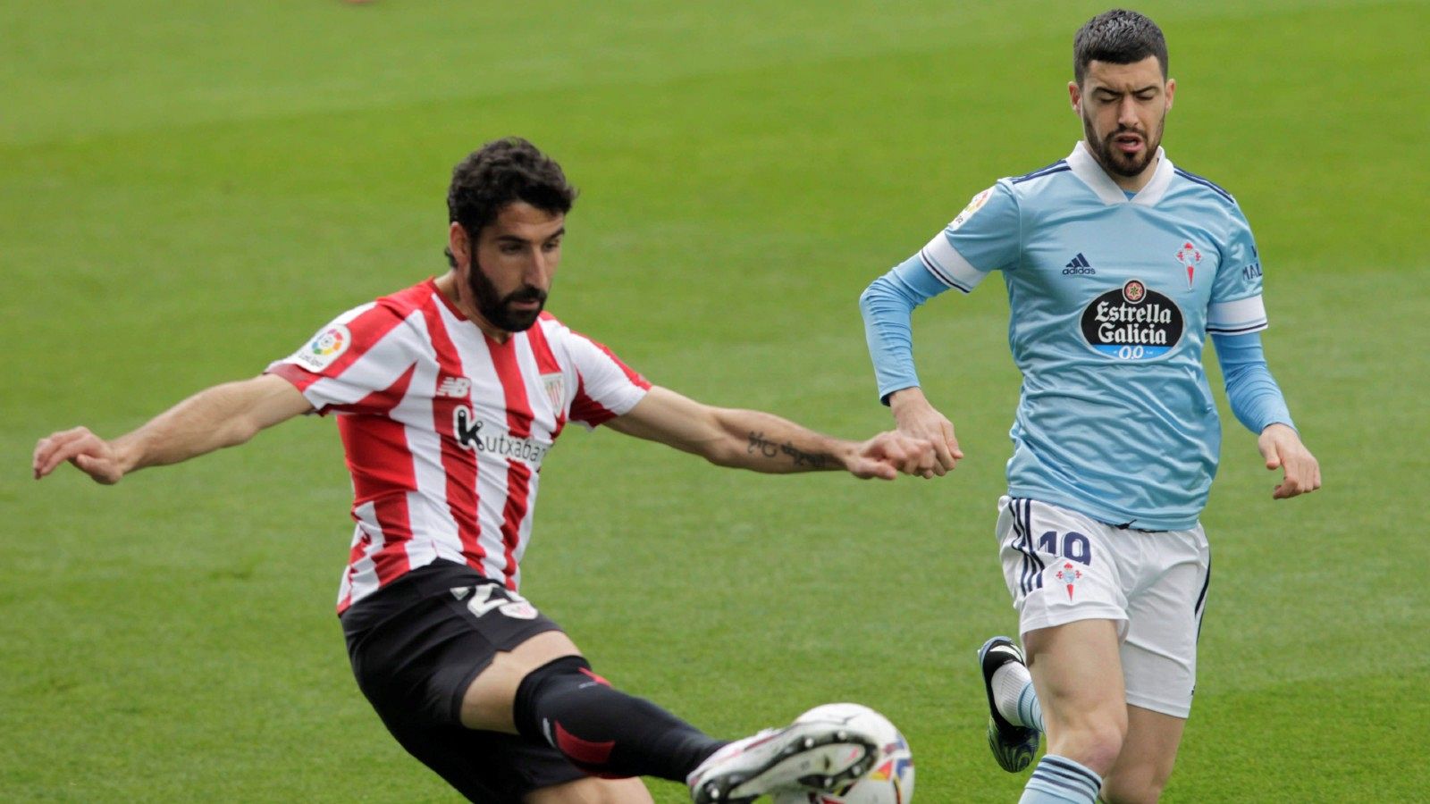 Raúl García y Gabriel Fernández pugnanpor un balón.