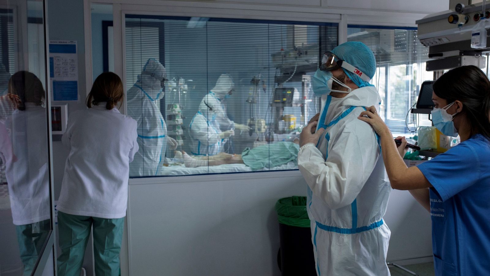 Trabajadores sanitarios atienden a un paciente con coronavirus en la UCI del Hospital Cosaga de Ourense