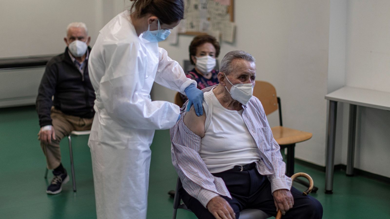 Un anciano recibe la primera dosis de la vacuna contra el coronavirus en Burjassot (Valencia)