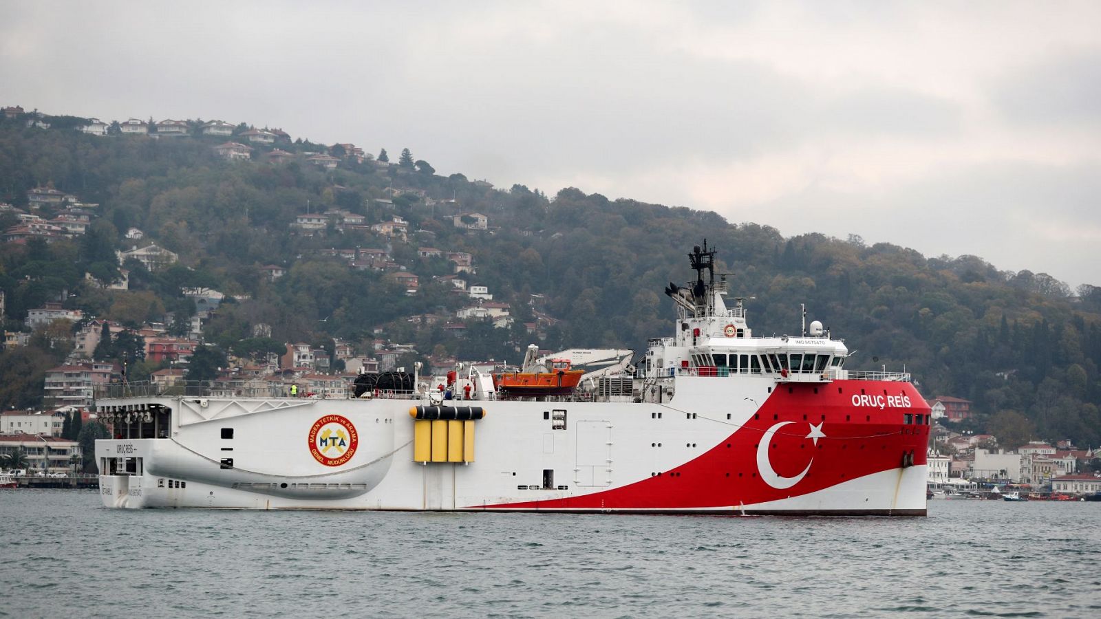 El buque sísmico 'Oruc Reis' navega por el Bósforo en Estambul, Turquía
