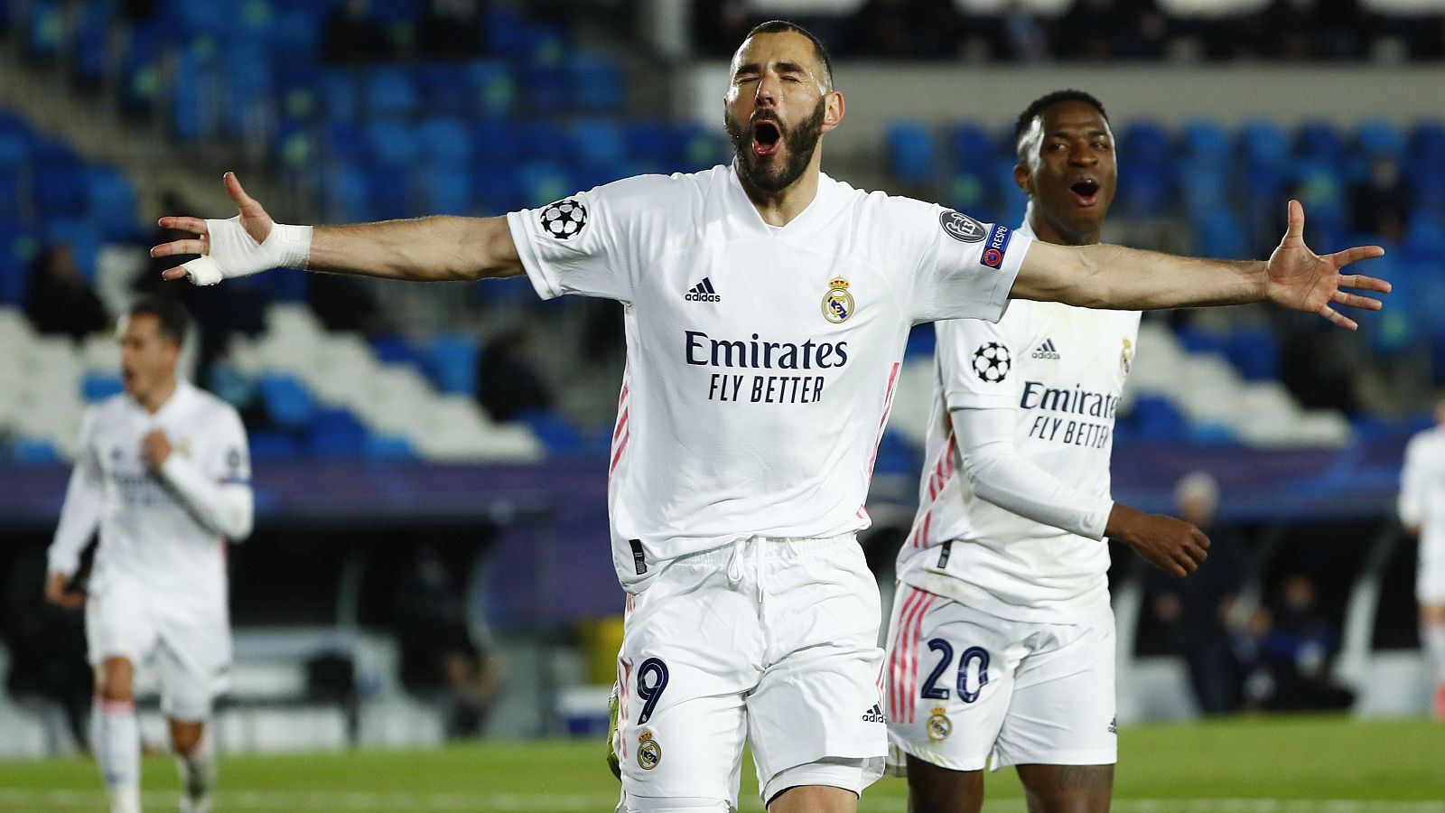 Benzema celebra el primer gol del Madrid al Atalanta.