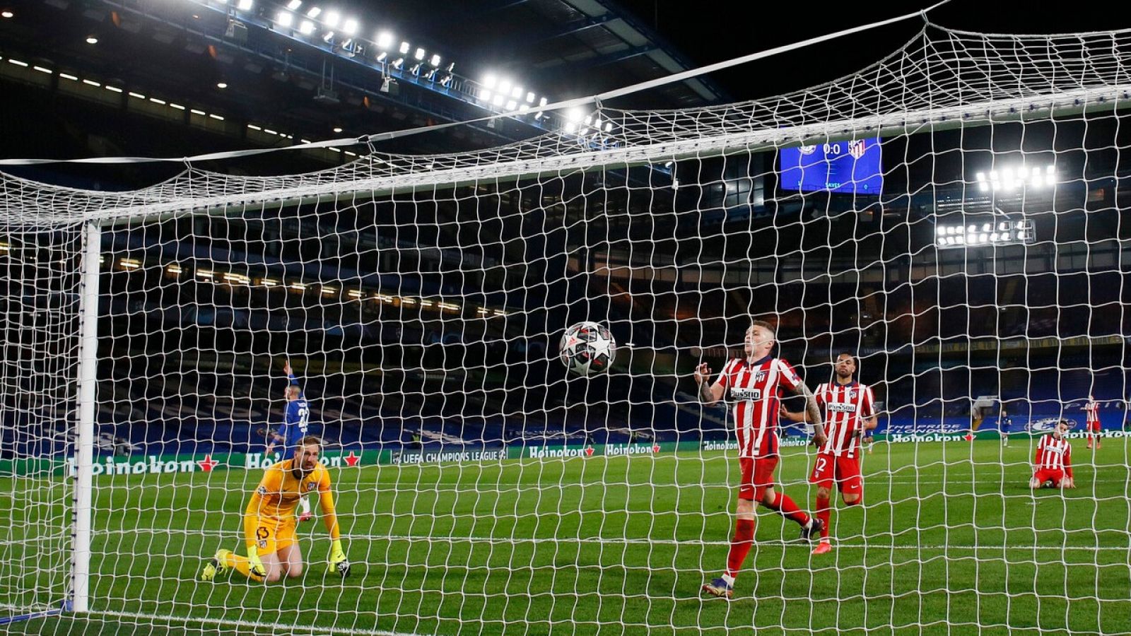 El delantero del Chelsea Ziyech bate a Oblak, portero del Atlético de Madrid.