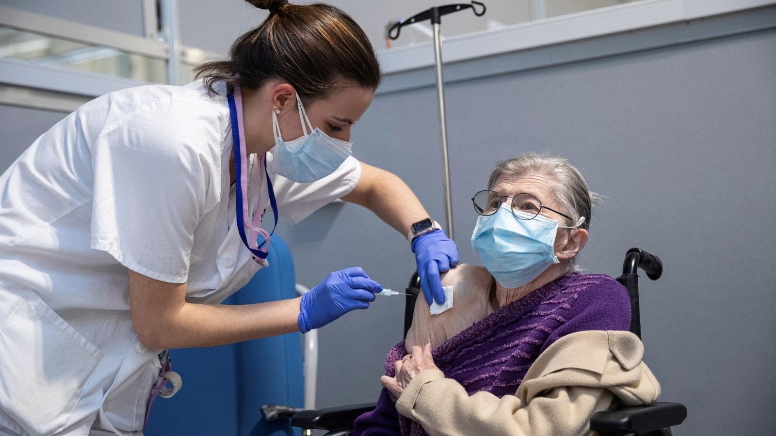 Vacunación de los mutualistas mayores de 80 años en el Hospital Isabel Zendal en Madrid