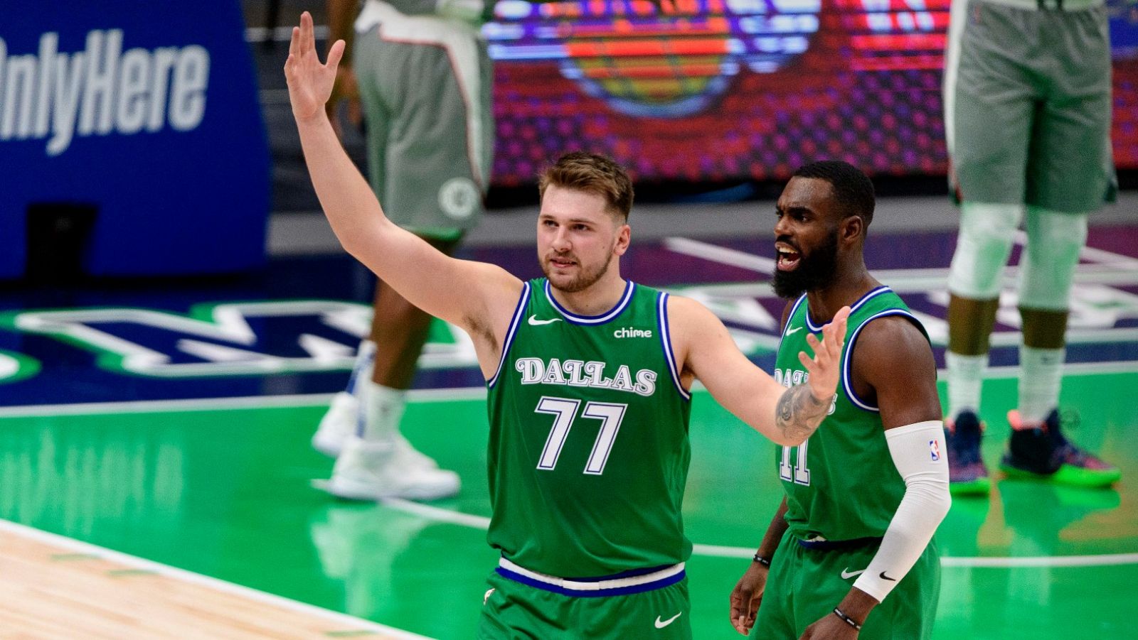 Luka Doncic (77) y Tim Hardaway Jr. (11) celebran la victoria de Dallas ante Clippers.