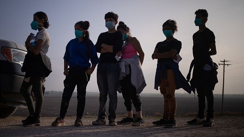 Menores no acompañados de América Central haciendo fila para ser fichados ¿¿por agentes de la Patrulla Fronteriza de Estados Unidos en Peñitas, Texas.