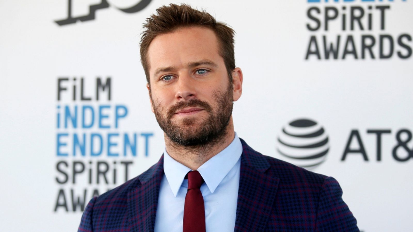 Imagen de archivo del 23 de febrero de 2019 del actor Armie Hammer posando en la alfombra roja antes de una entrega de premios en Santa Monica, California.