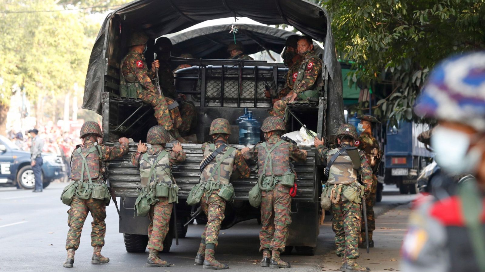 Imagen de archivo del 15 de febrero de 2021 de un grupo de militares birmanos empujando un camión en  Rangún.