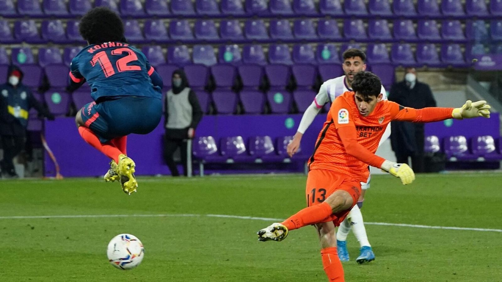 El portero del Sevilla Yassine Bono remata a gol en el partido ante el Valladolid.