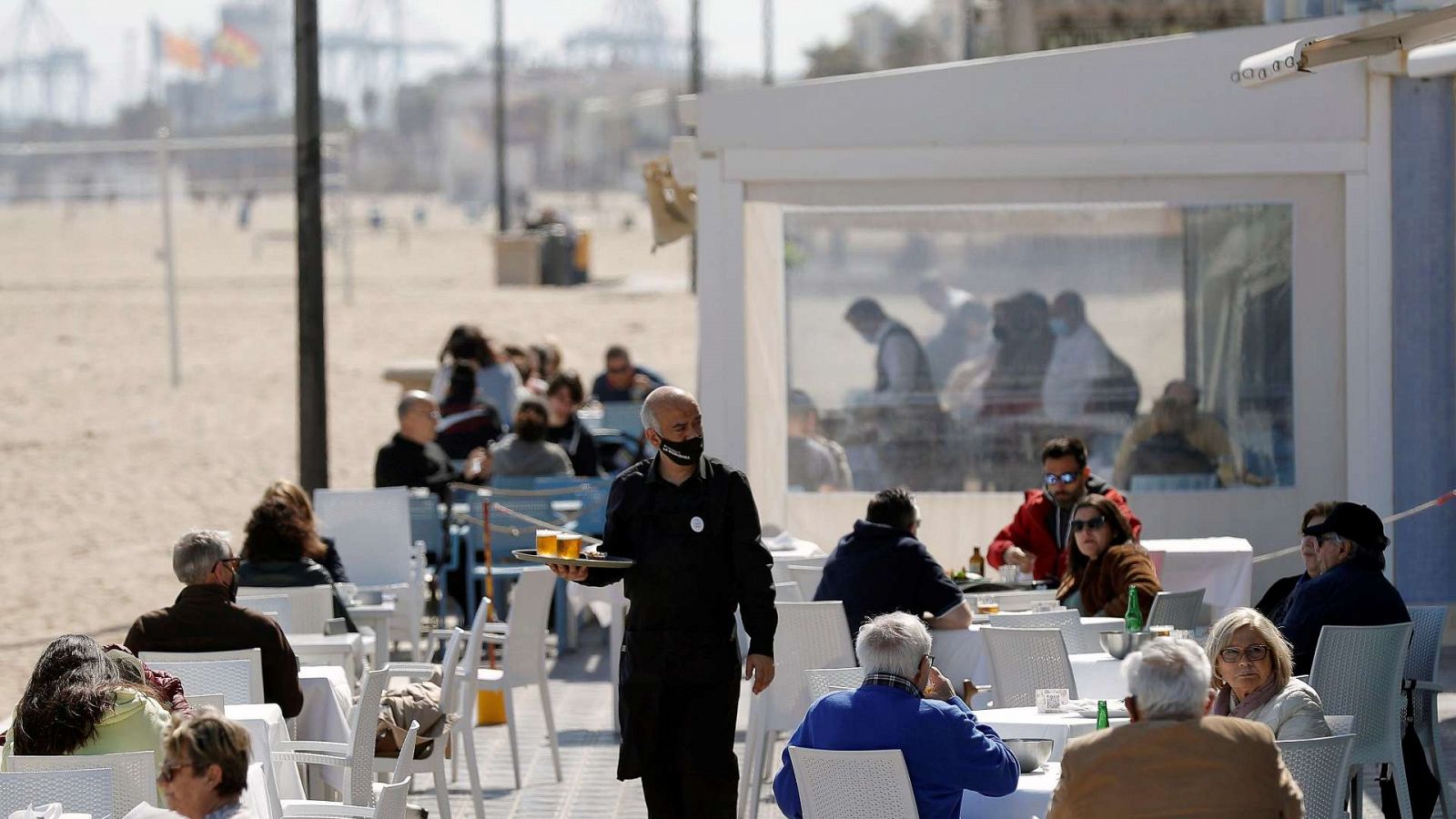 Uno de los restaurantes de la playa de la Malvarrosa de Valéncia