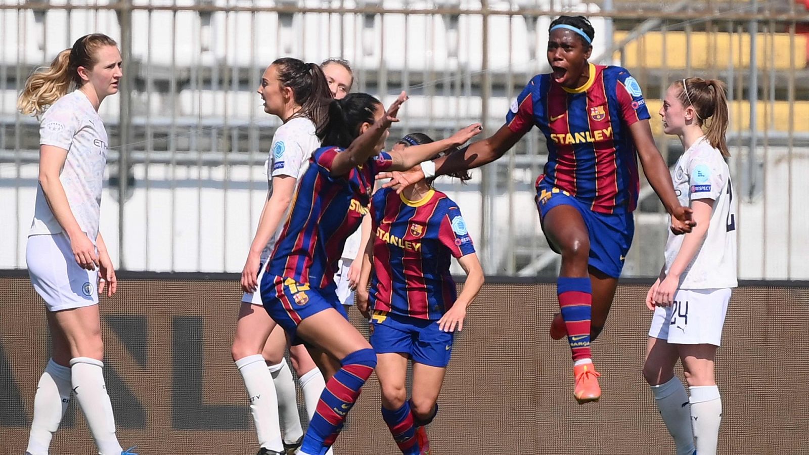 La jugadora culé Asisat Oshoala celebra el gol del Barça ante el City.