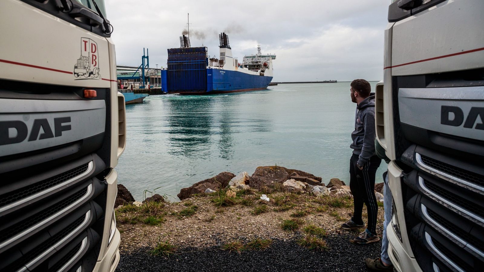 Un conductor espera para poder embarcar en un ferry al Reino Unido en febrero