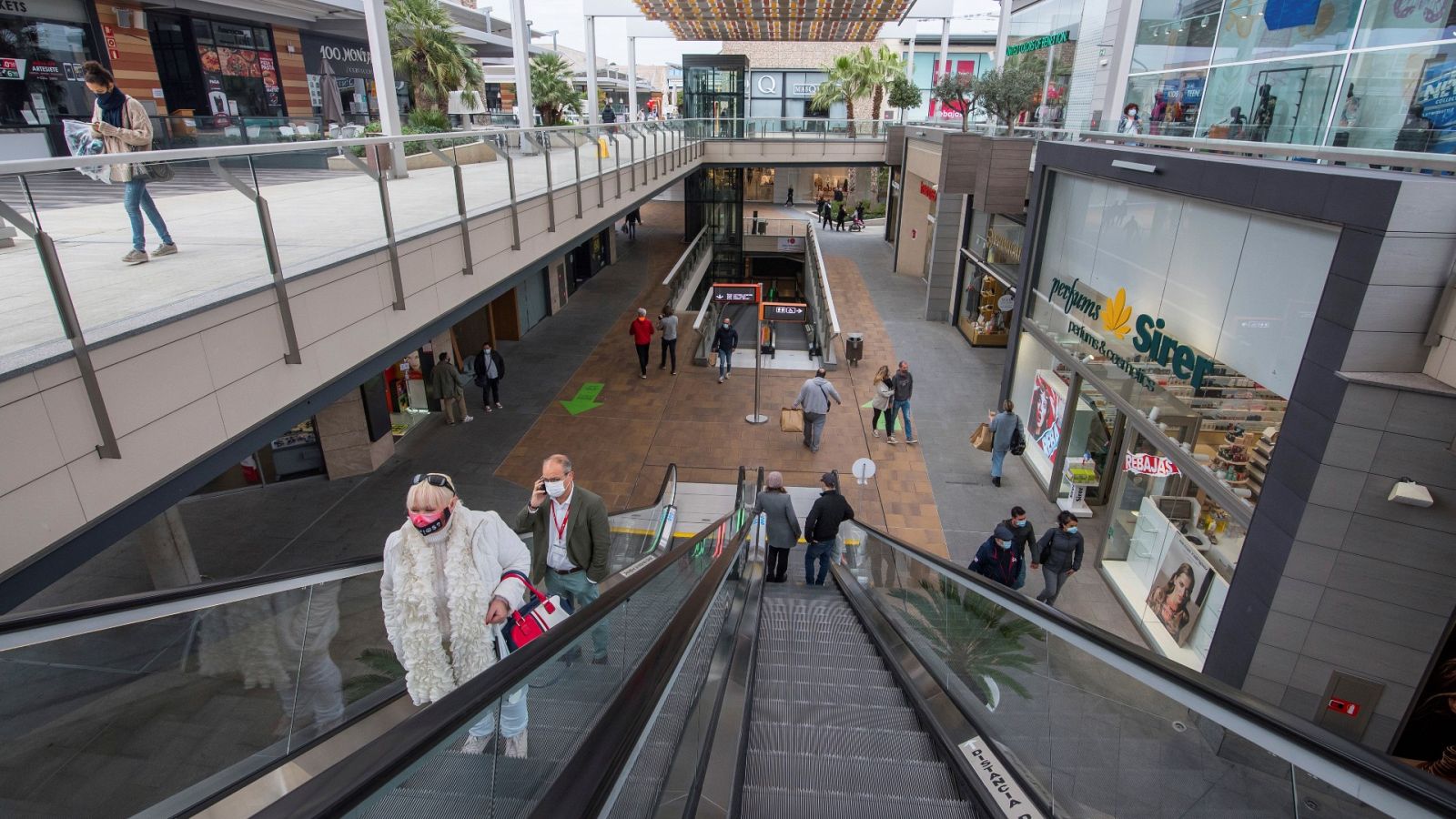 Varias personas realizan sus compras en un centro comercial en Palma de Mallorca