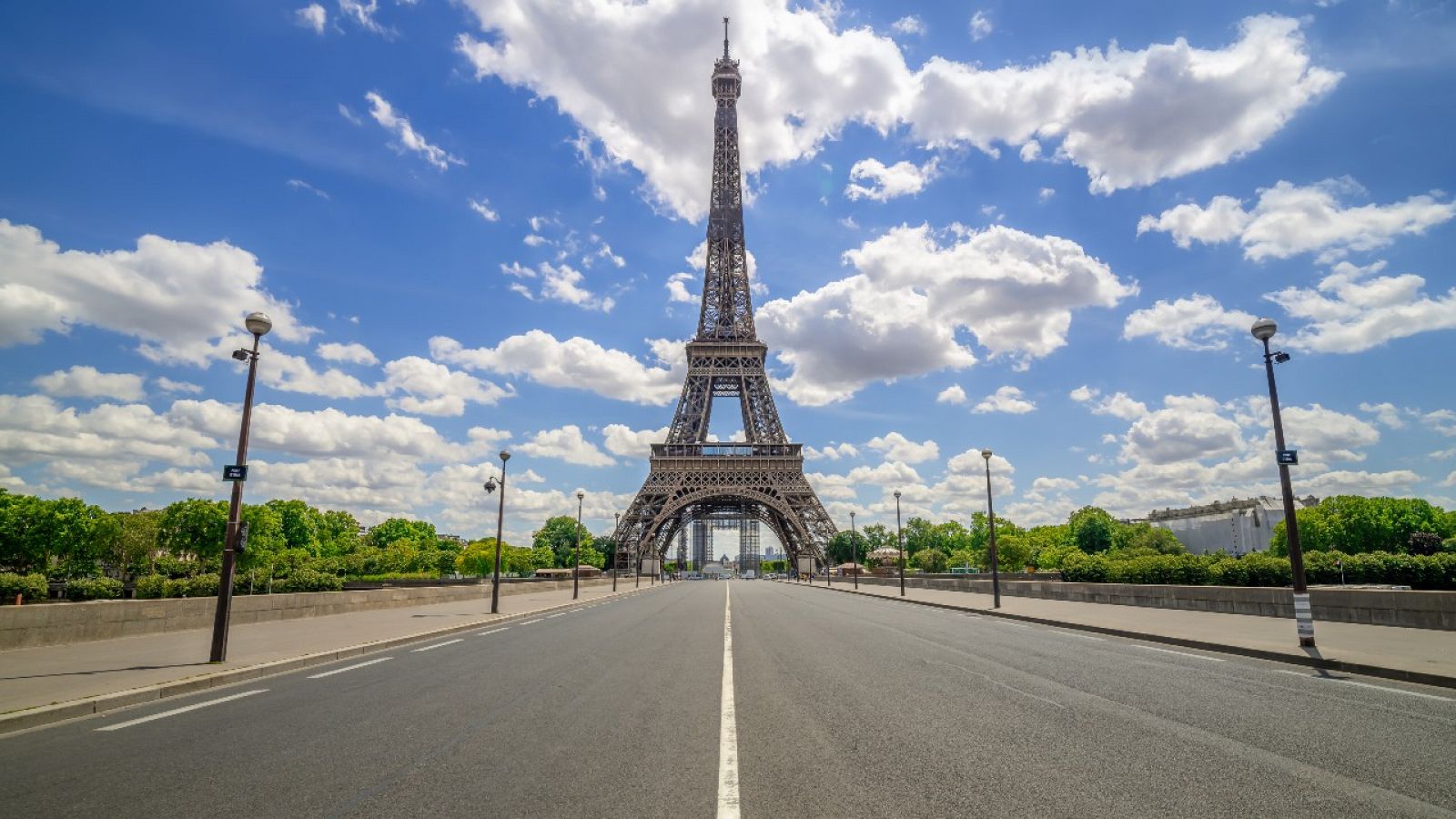 Foto de la Torre Eiffel completamente vacía.