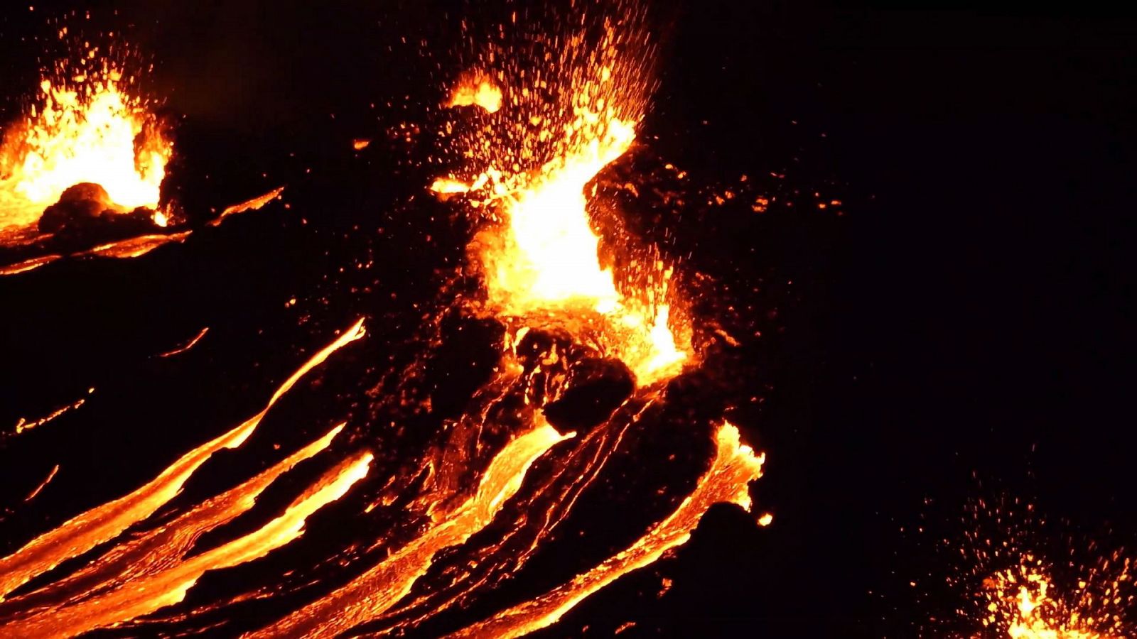 Captura del vídeo de la erupción del volcán compartido por la Guardia Costera de Islandia