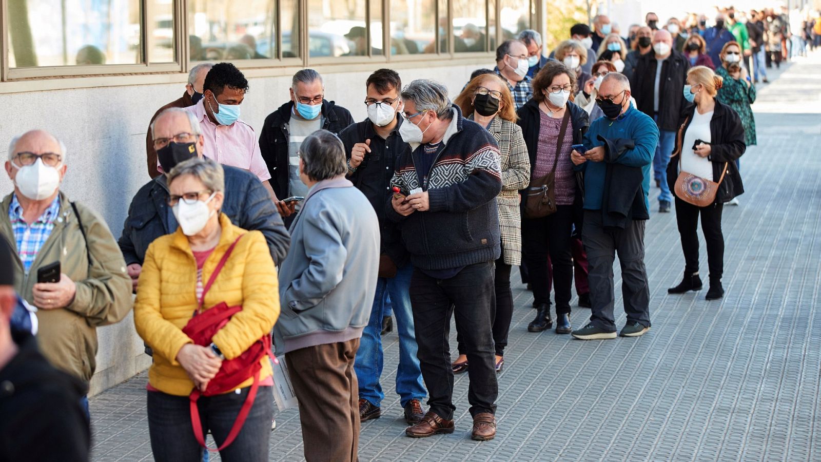 Colas para vacunarse en el centro de atención primaria Casernes de Barcelona con las dosis de AstraZeneca