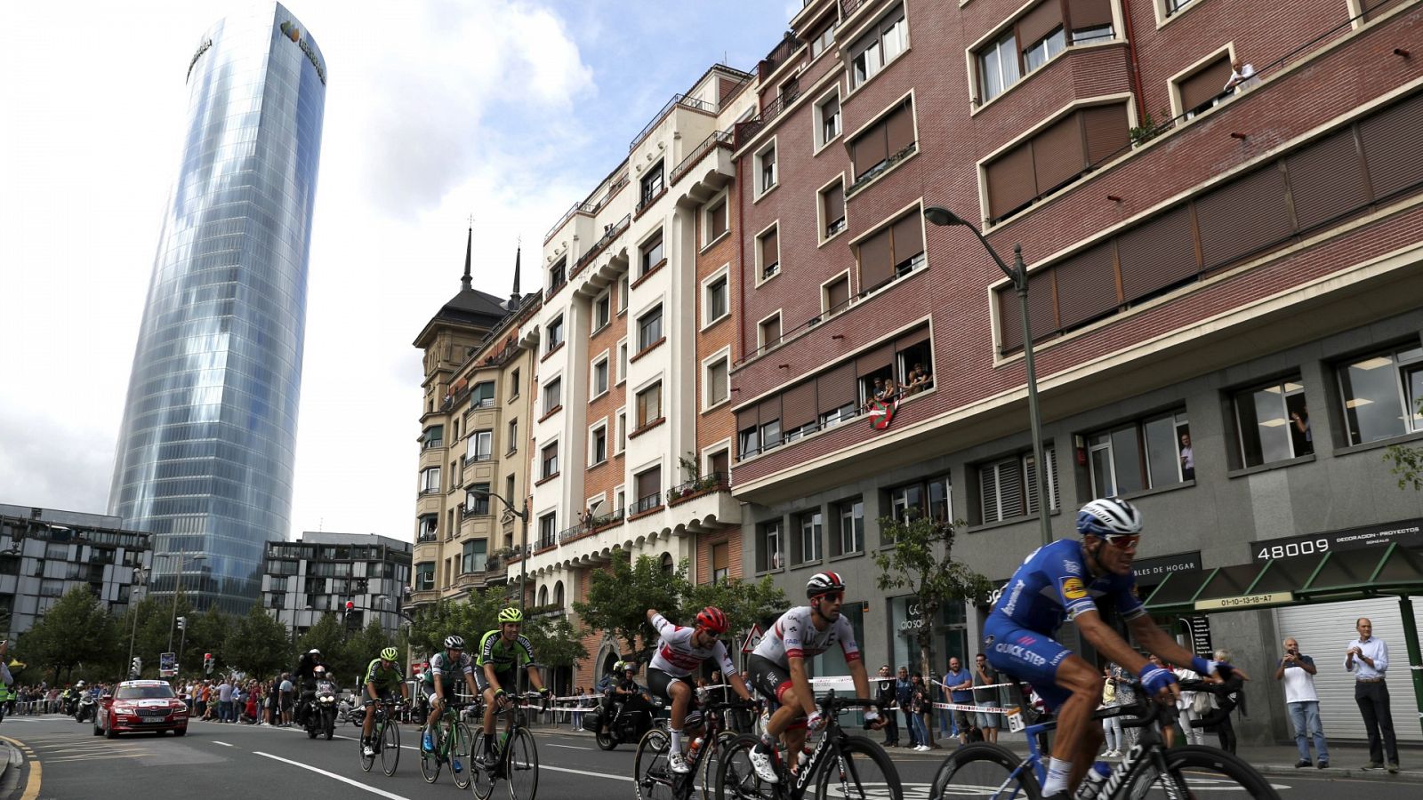 Varios corredores pasan por las calles de Bilbao durante la Vuelta ciclista a España 2019