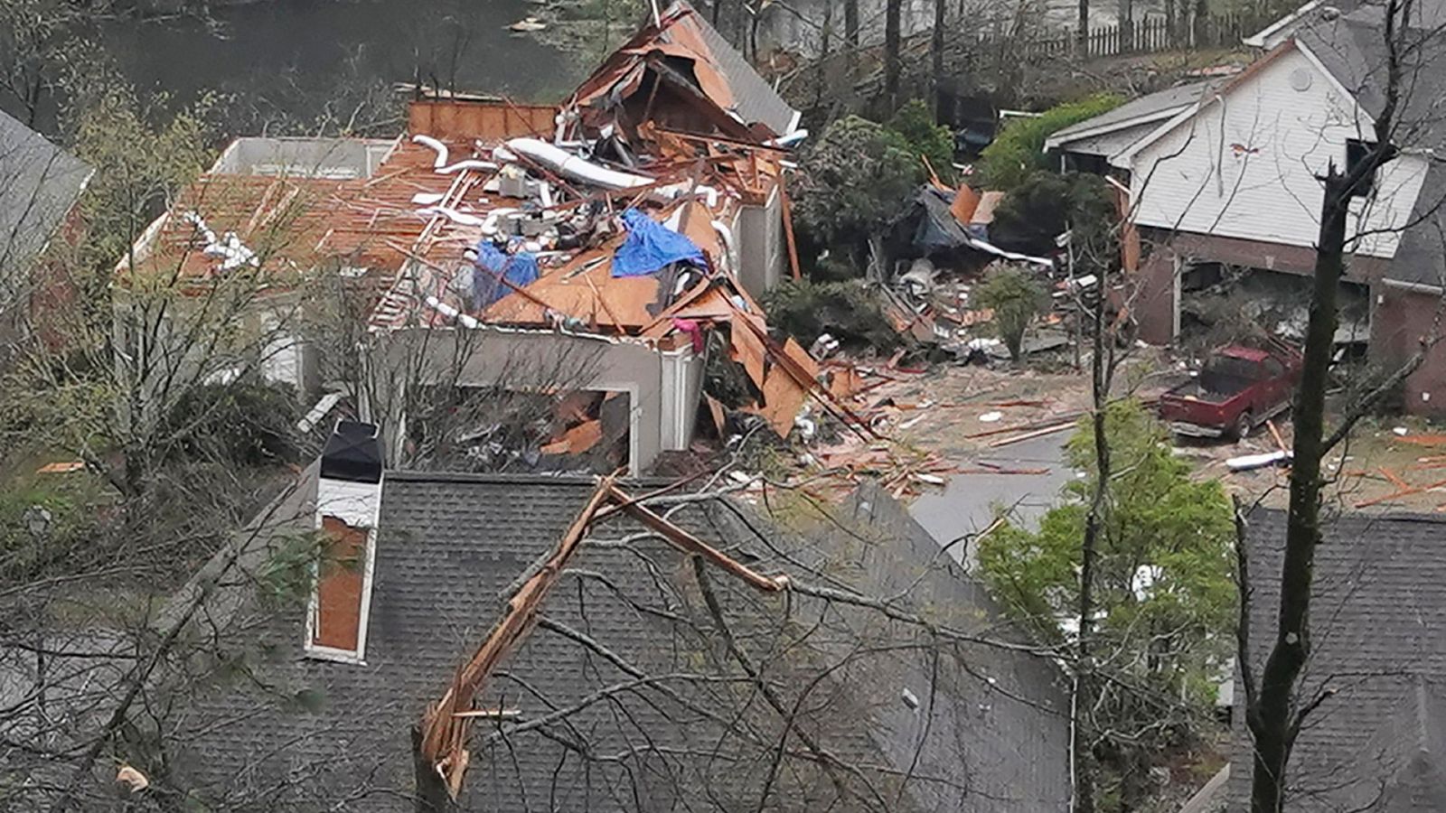 Imagen de una casa destrozada tras el paso de un tornado en Hoover, Alabama (Estados Unidos).